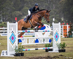 Tess McInerney and 'Warraleigh Psrk Cortez' complete the podium in fifth place in a time of 30.06 sec