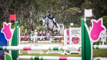 Maleah Lang-McMahon and 'Vakarra Champagne' win the Junior Championship Round 1 in a time of 25.349 sec