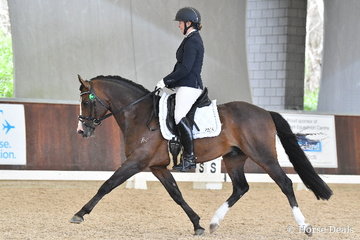 Justine Greer who had a very successful day with multiple rides in the Young Horse events, rode 'Roseglen Pop Art' to win the 5yo Young Pony Round One.