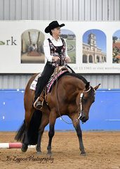 CASSANDRA GRAINGER WINNING THE SELECT AMATEUR TRAIL ON RQH DIXIE DOES IT