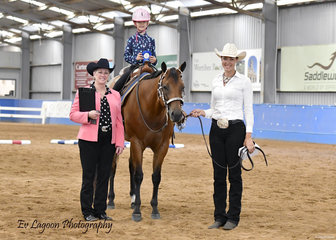 JUDGE LYNDA DANIELSON WITH LEADLINE 3-6 YEARS WINNER, GEORGIA WEALANDS RIDING MPQ CLASSIC EYE CANDY, WITH ASSISTANCE FROM YVETTE WEALANDS