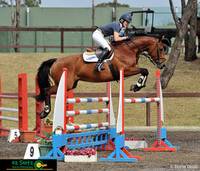 Vicki Roycroft jumped a superb 1.20m track to take out the win on her horse Remembrance receiving a time of 63.81 seconds, the fastest time by 3 seconds.