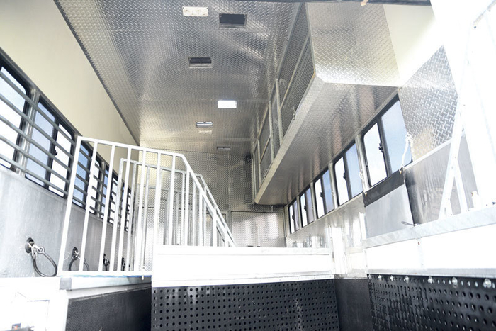 The high roof, plenty of windows, roof ventilation and LED lighting provide plenty of air and light in the horse section. There are five adjustable bays which have head dividers and anti kick rubber to the floor. A CCTV camera also allows Ali to check the horses when travelling.<br>
Plenty of room for rugs with the double rug racks thanks to the extra height.