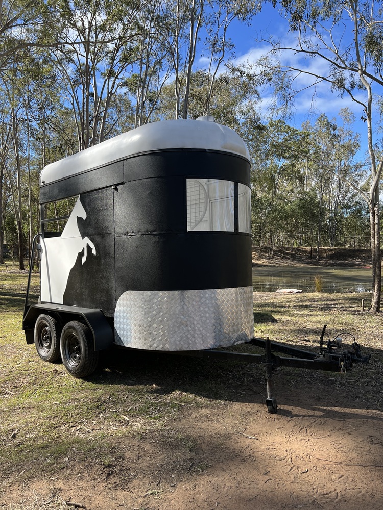 Custom WB Kara Kar 2HSL Float Floats Horse Transports for sale in