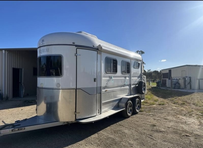Equiluxe 2HAL with Deluxe Living Floats Horse Transports for sale