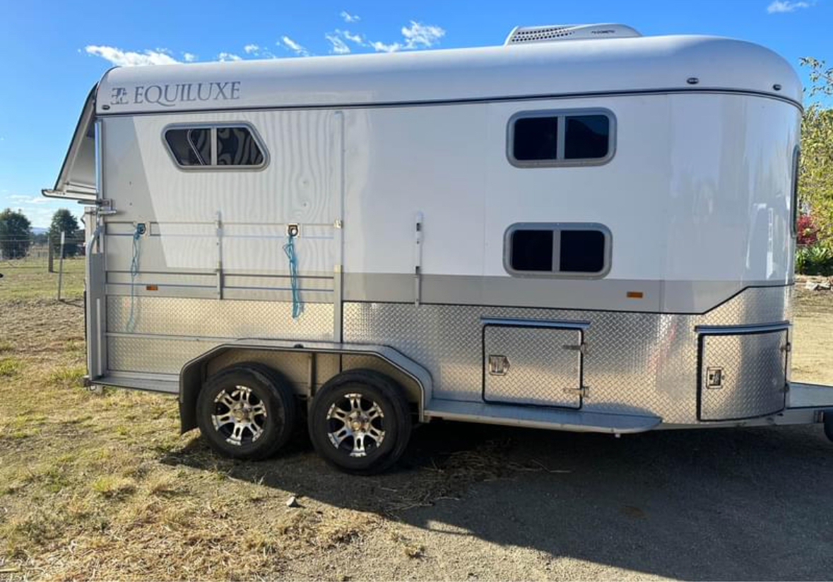 Equiluxe 2HAL with Deluxe Living Floats Horse Transports for sale