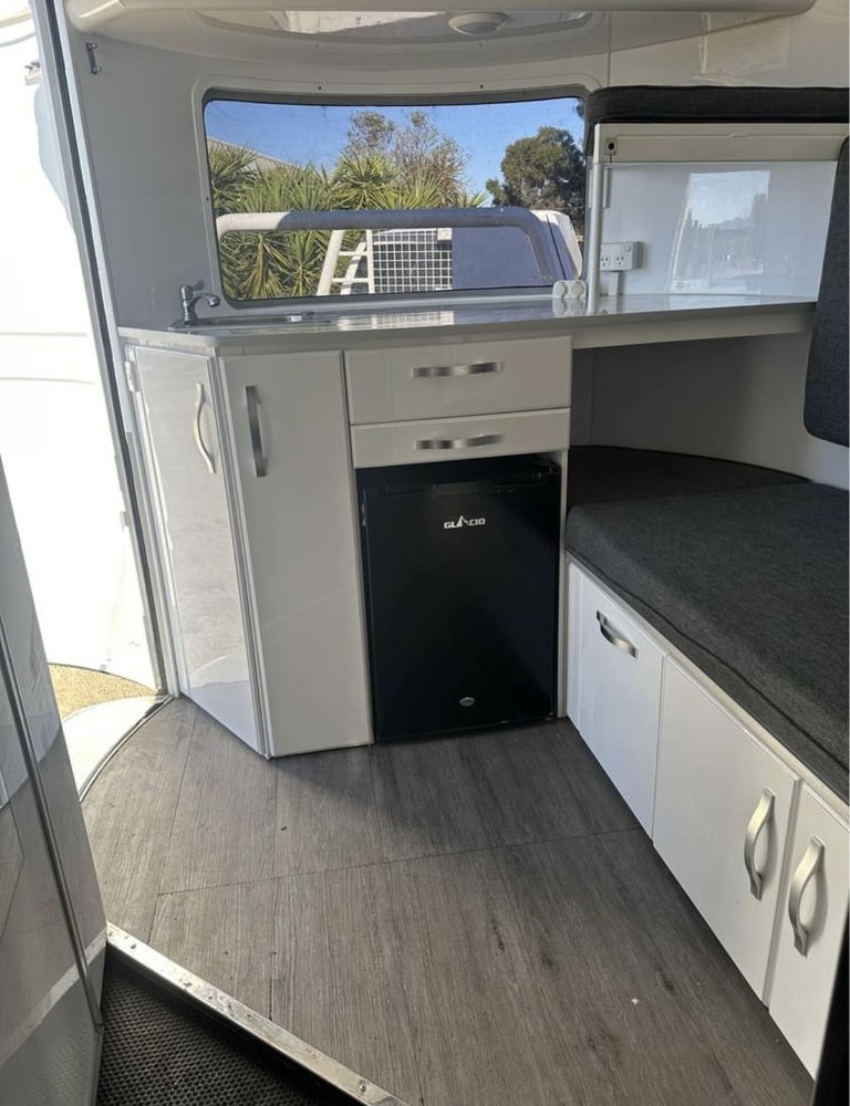 Equiluxe 2HAL with Deluxe Living Floats Horse Transports for sale