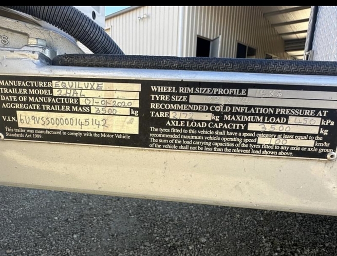 Equiluxe 2HAL with Deluxe Living Floats Horse Transports for sale