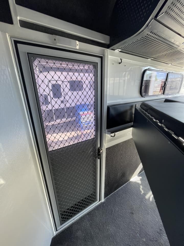 2 Horse Angle Camper with & beds Floats Horse