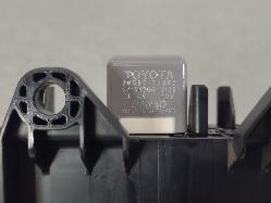 558300