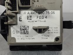 563704