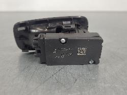 563226