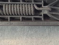 569700