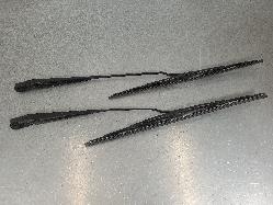 569702