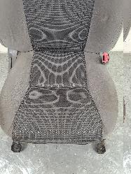 575698