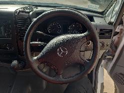 545698