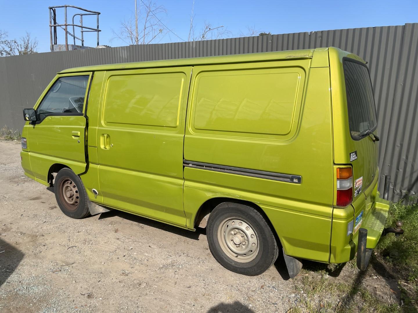 View Auto part Distributor Mitsubishi L300 2002