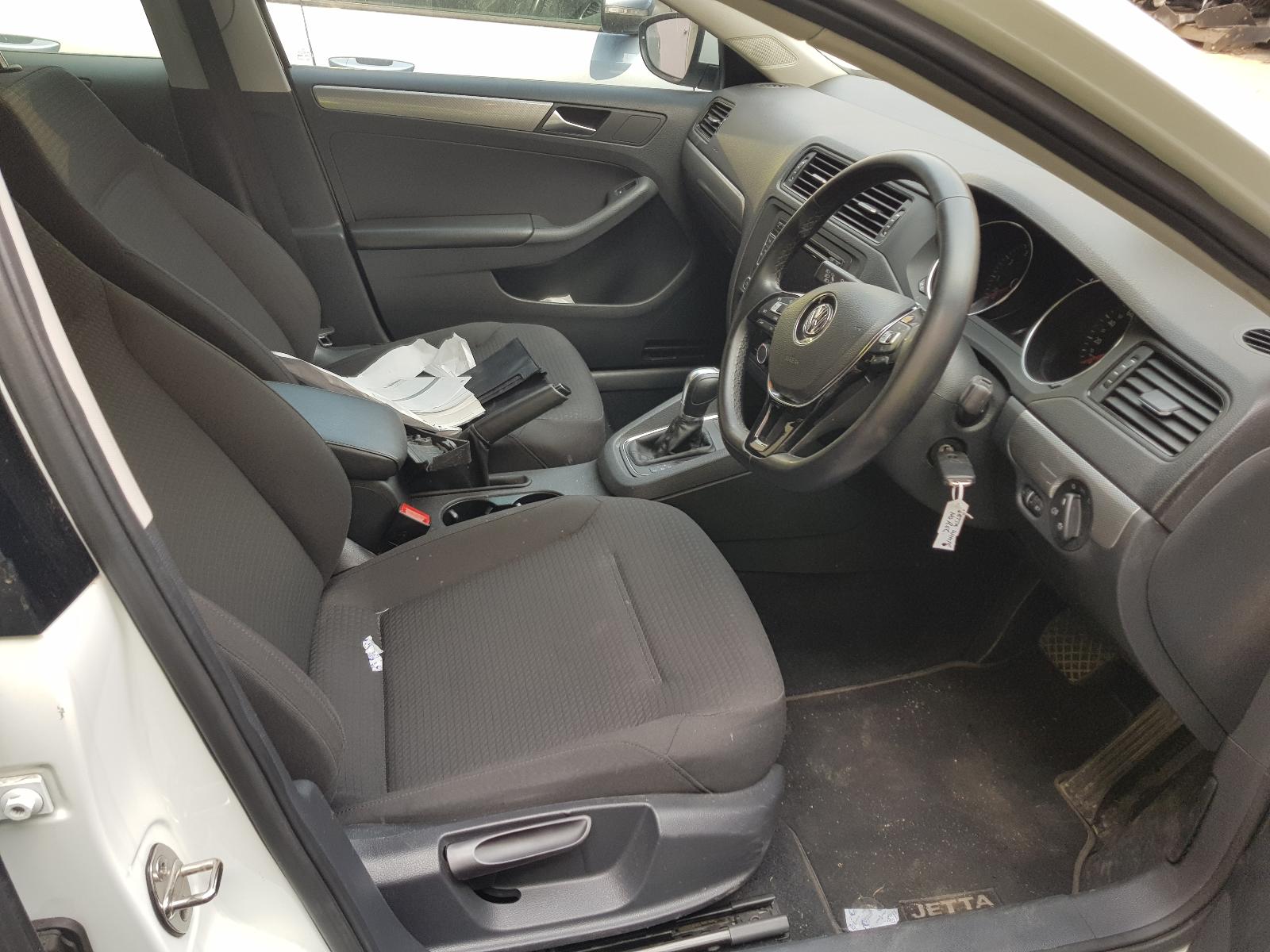 View Auto part Bonnet Hinge/Strut Volkswagen Jetta 2015