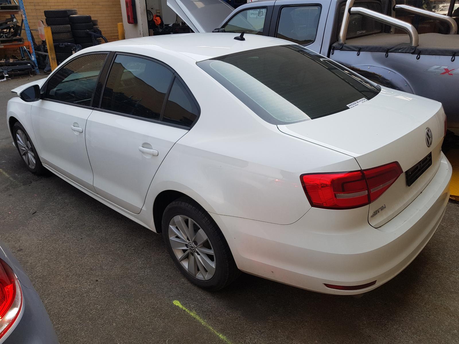 View Auto part Bonnet Hinge/Strut Volkswagen Jetta 2015
