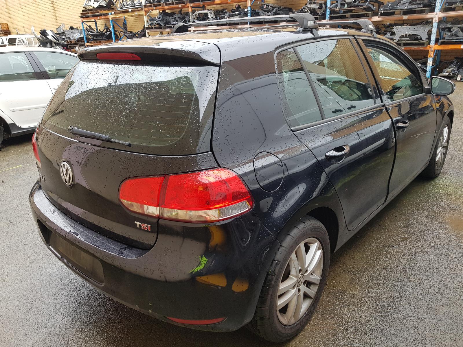 View Auto part Bonnet Hinge/Strut Volkswagen Golf 2011