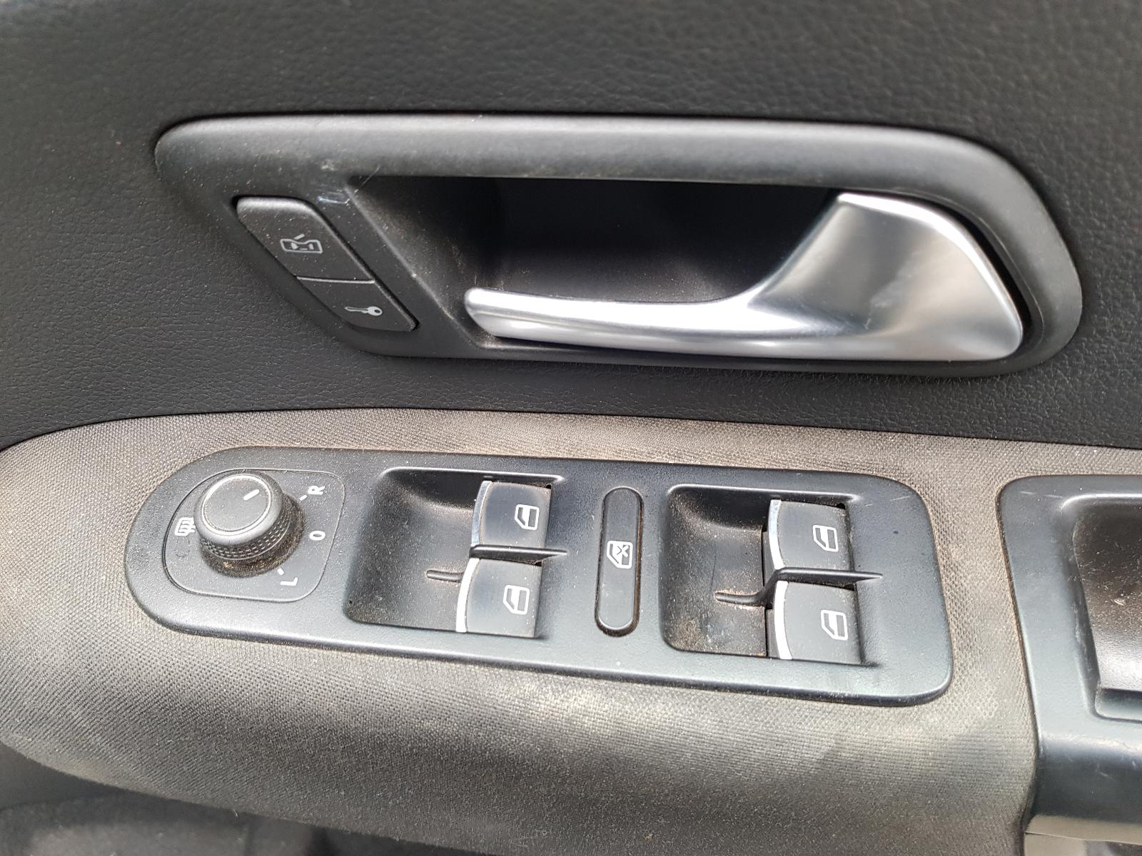 View Auto part Fuel Door / Filler Volkswagen Amarok 2018