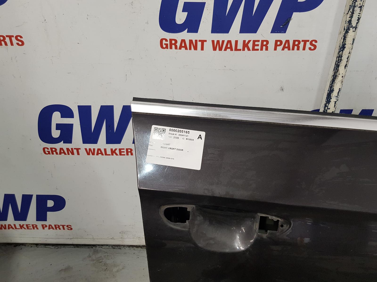 View Auto part Right Front Door Volkswagen Passat 2009