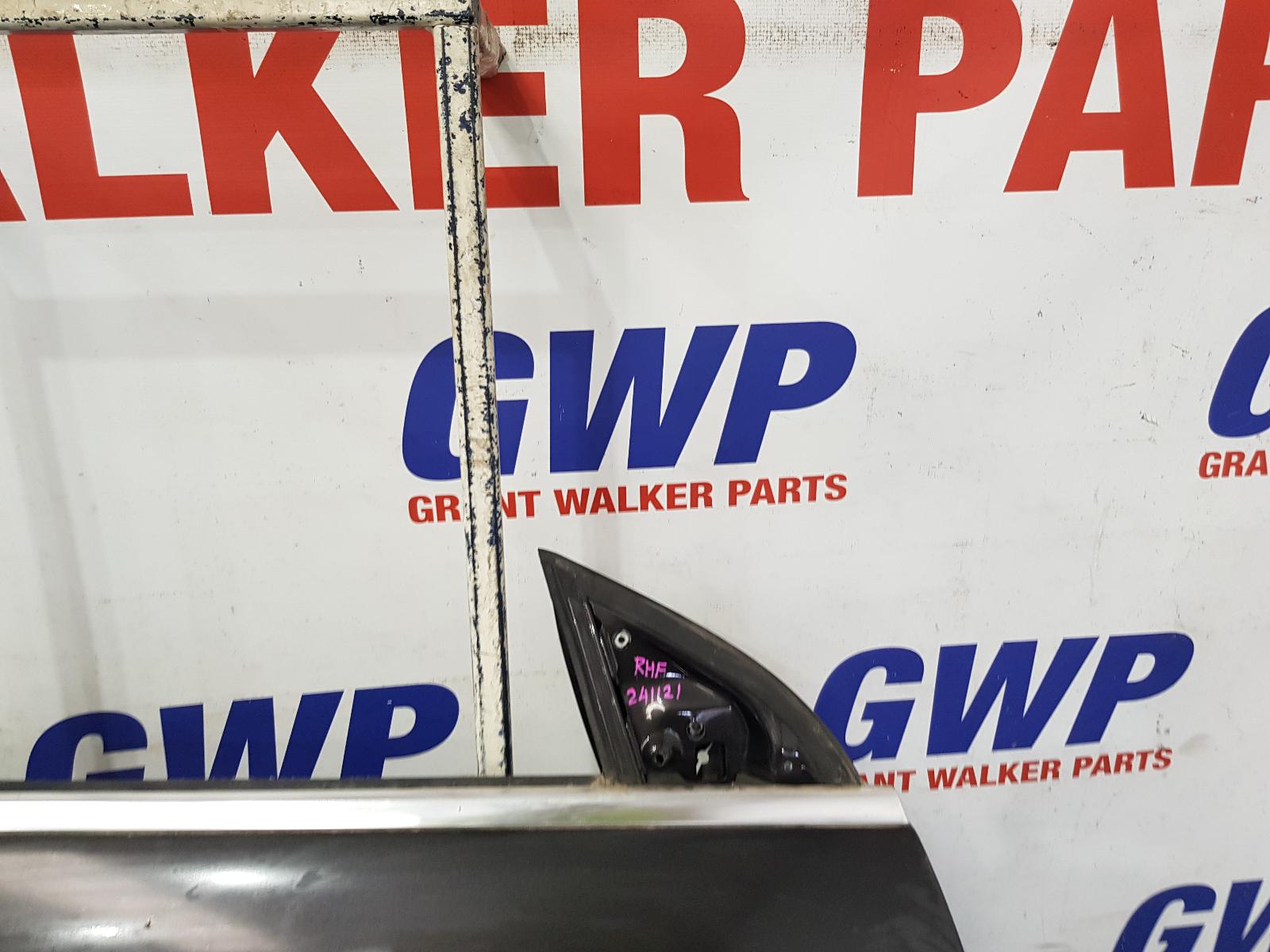 View Auto part Right Front Door Volkswagen Passat 2009