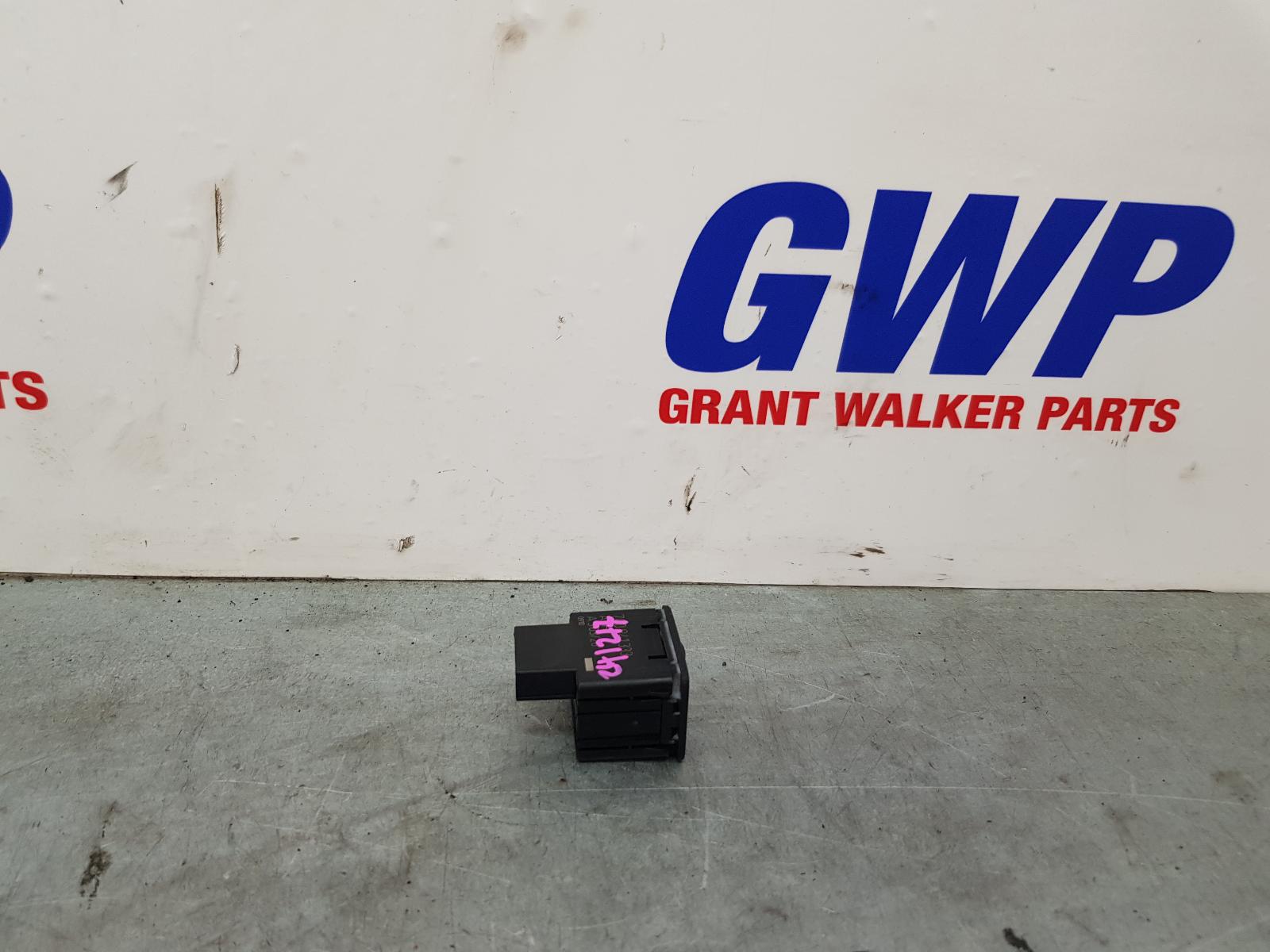 2020 Volkswagen Crafter Misc Switch/Relay View Auto part Misc Switch/Relay Volkswagen Crafter 2020