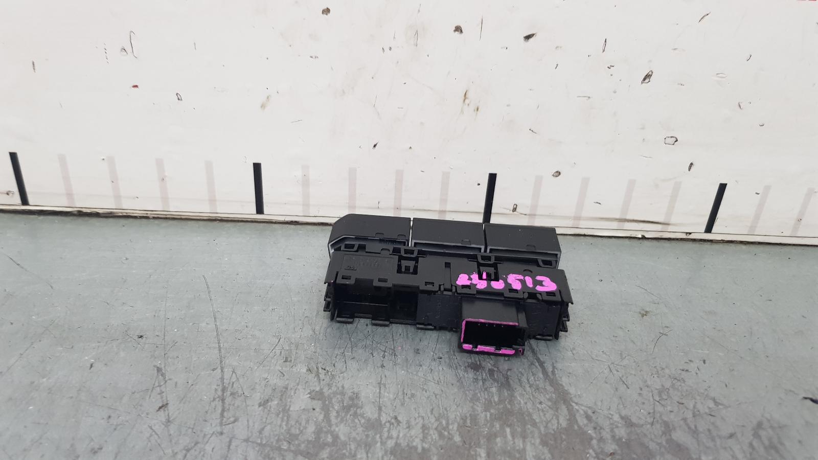 2022 Volkswagen T-roc Misc Switch/Relay View Auto part Misc Switch/Relay Volkswagen T-roc 2022