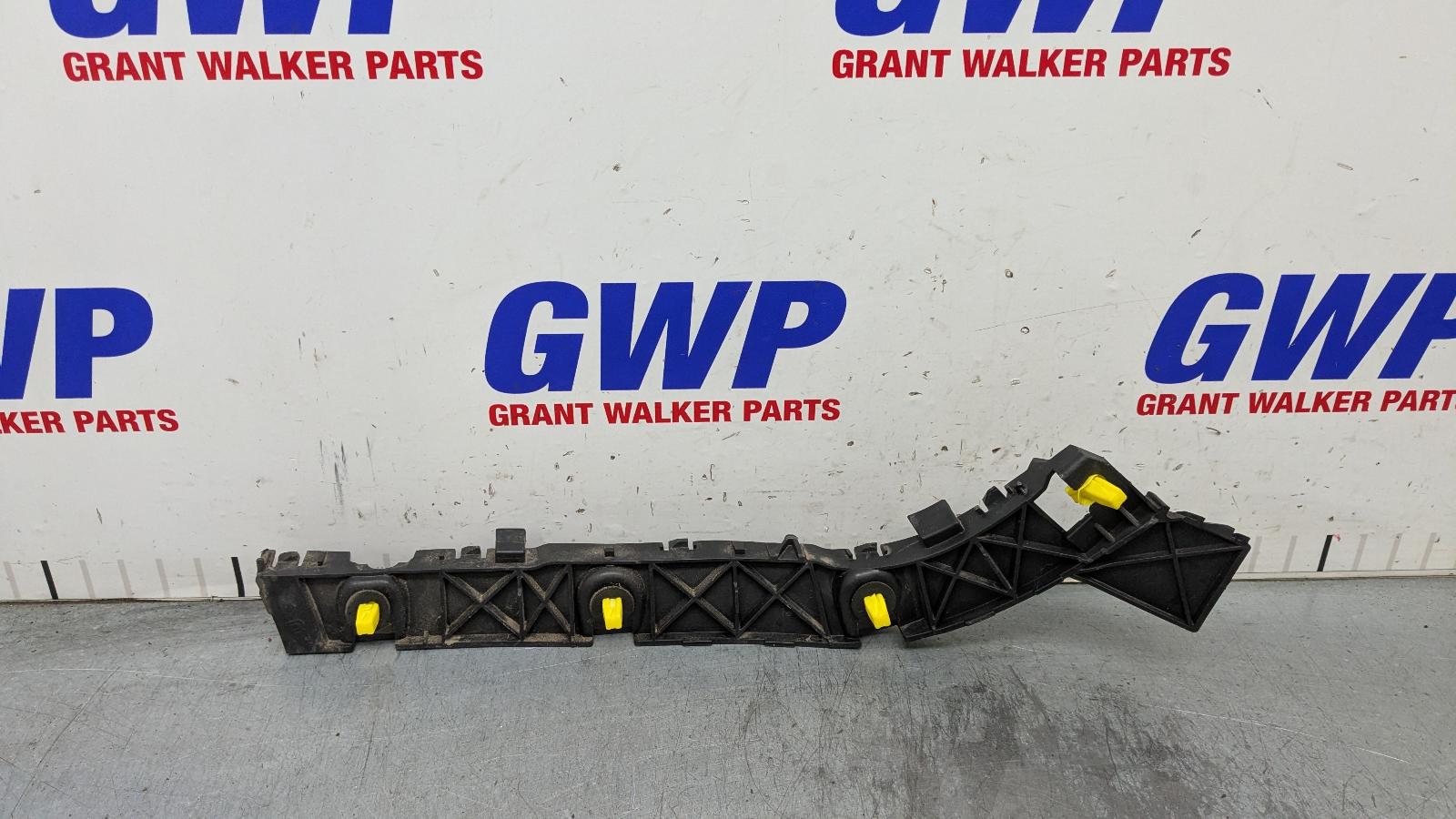 View Auto part R/Bar Bracket/Reinfo Hyundai Santa Fe 2021