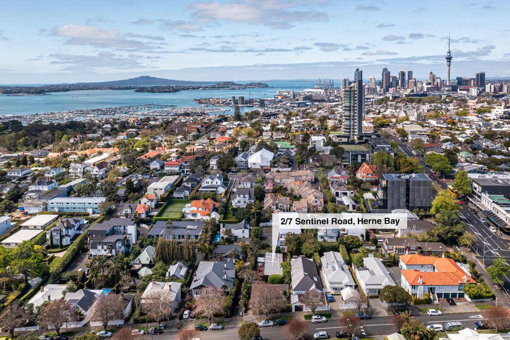  at 2/7 Sentinel Road, Herne Bay, Auckland
