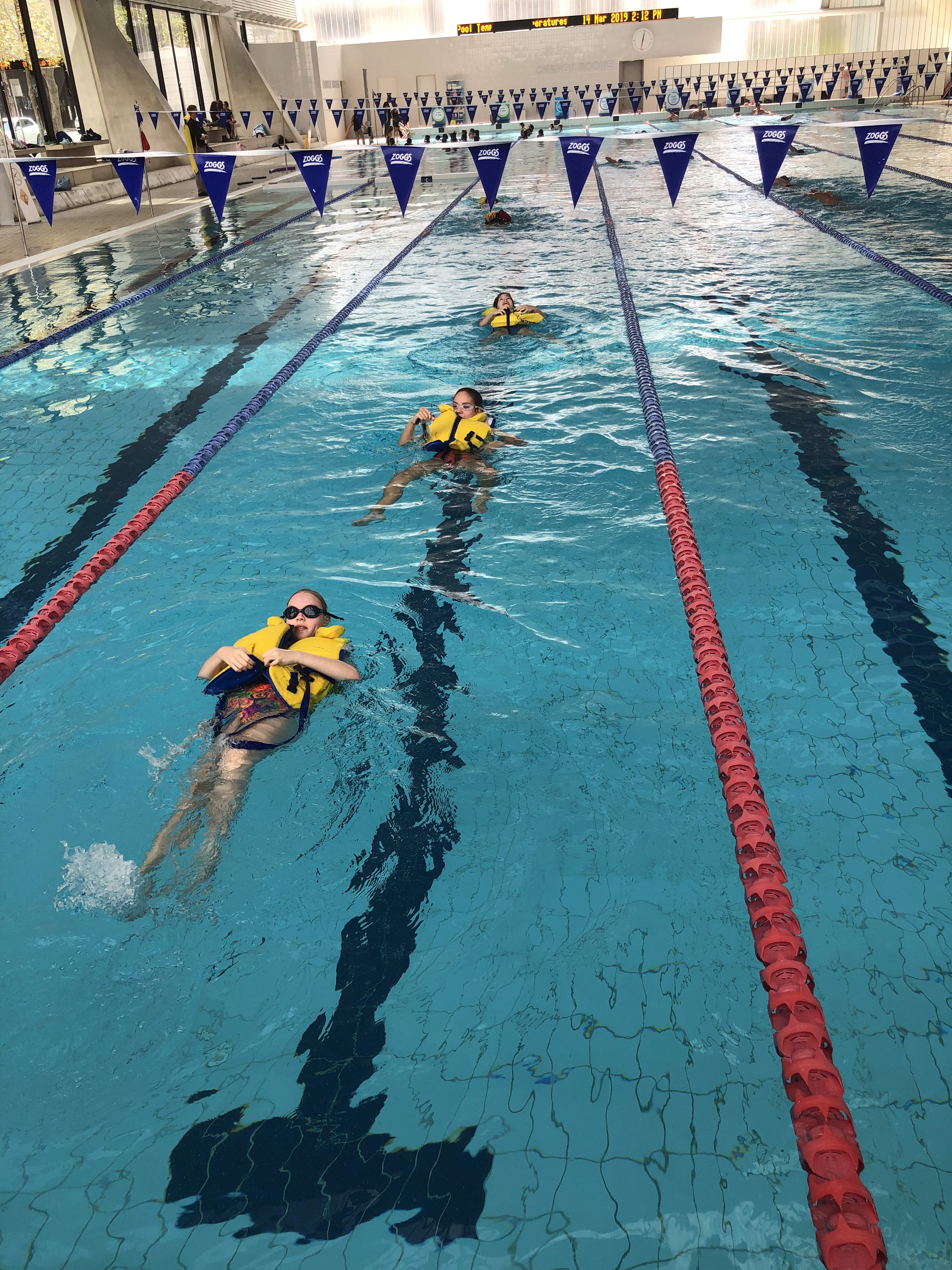 igs-water-safety-skills-group-in-pool-activities