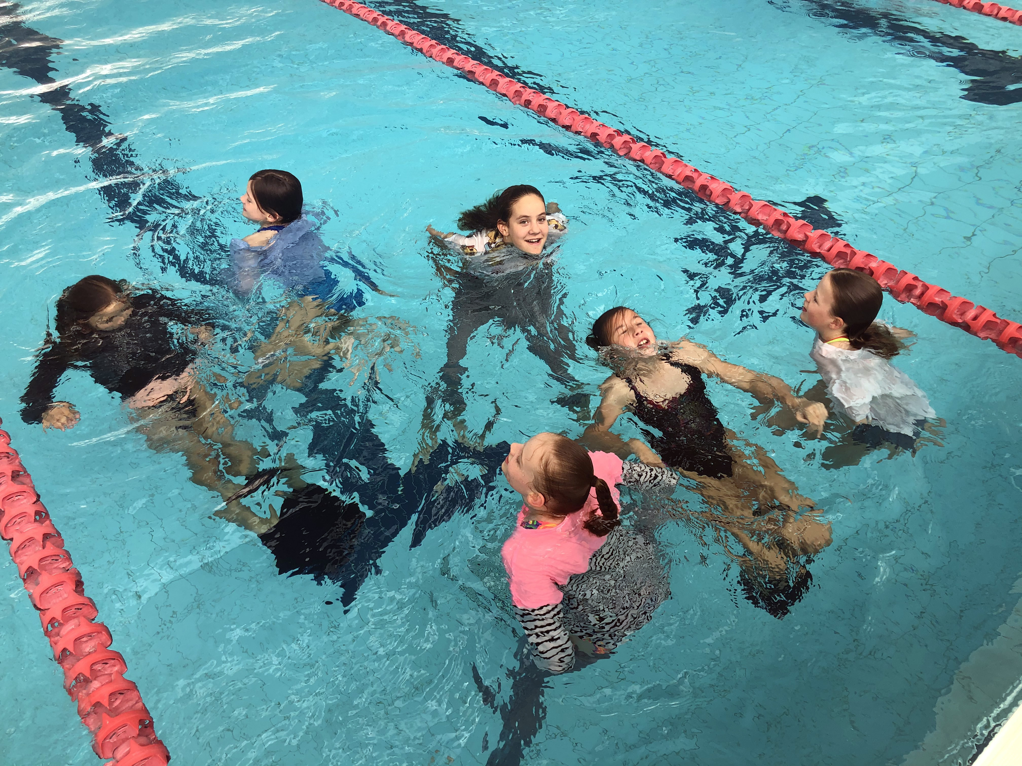 igs-water-safety-skills-group-in-pool