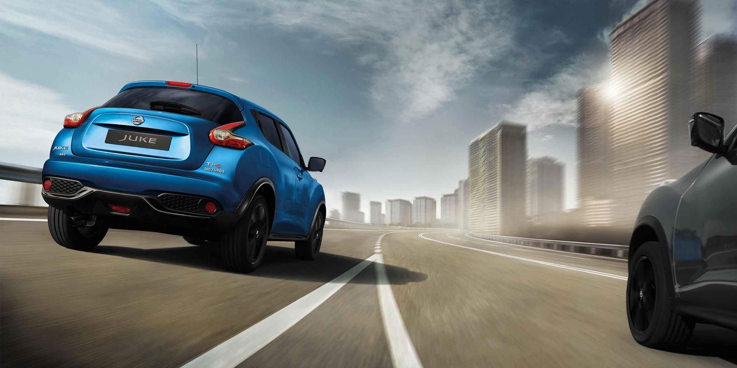 Nissan JUKE Ti-S merging onto urban highway