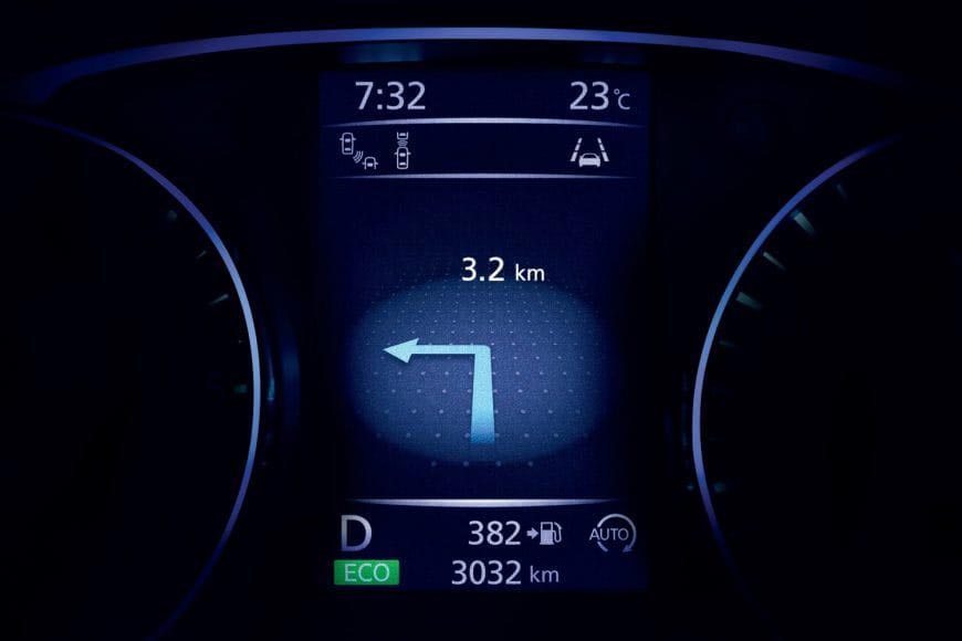 Qashqai_Nissan Advanced Display with turn by turn navigation on screen