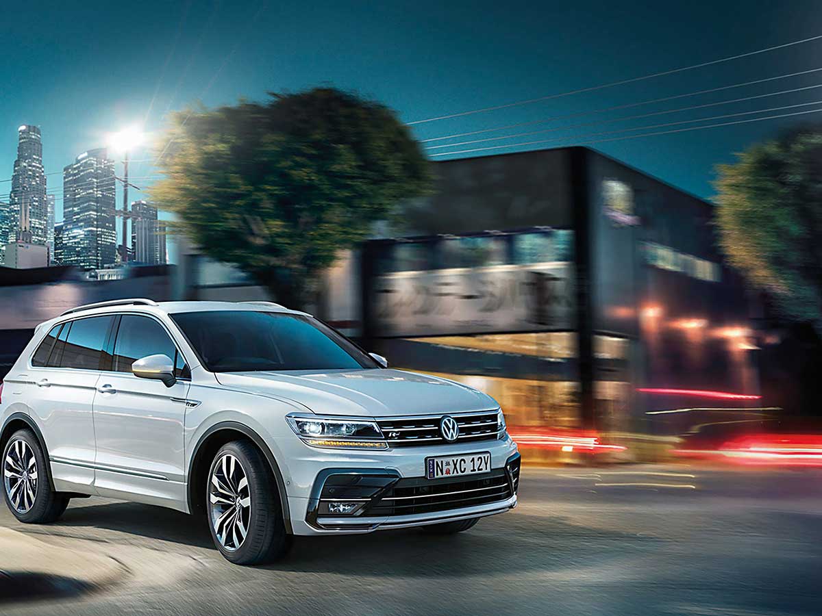 Tiguan_White_Exterior_Lifestyle_InStreet