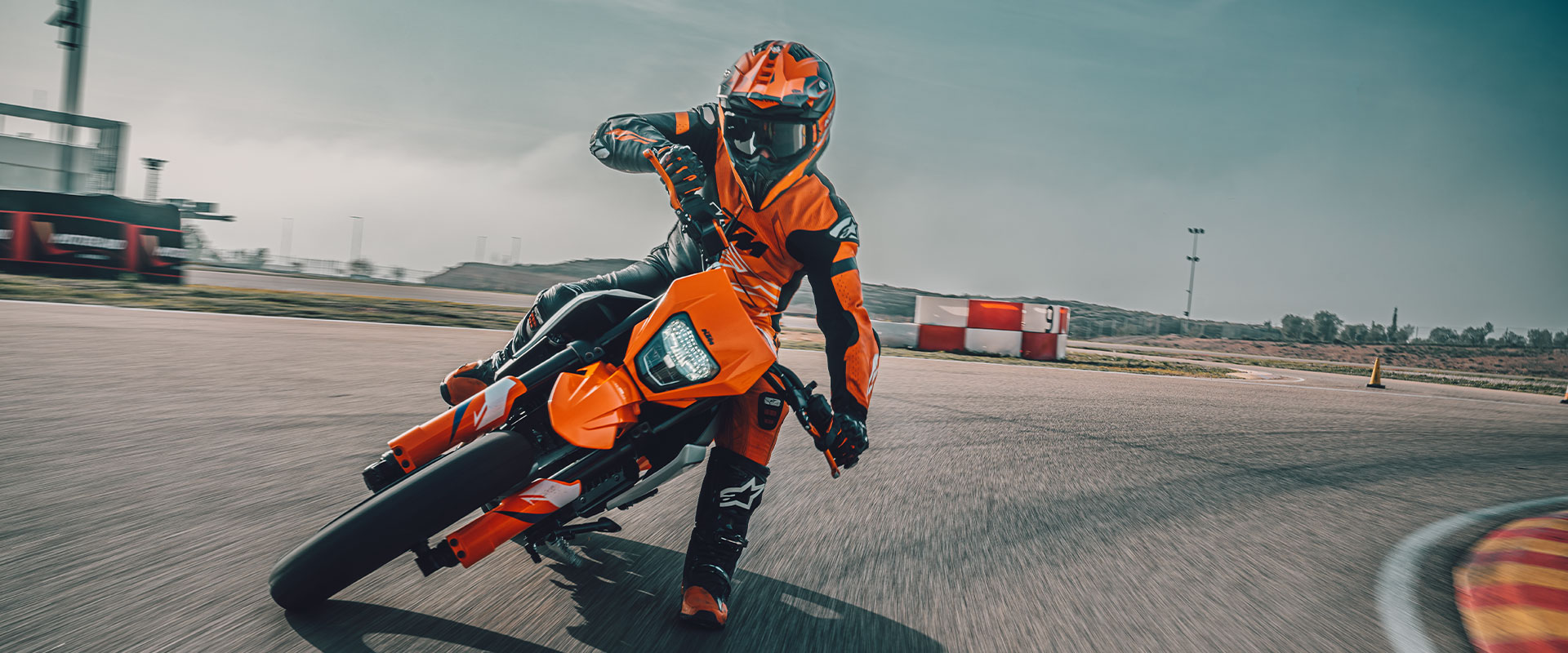 2026-ktm-390-smc-r-banner