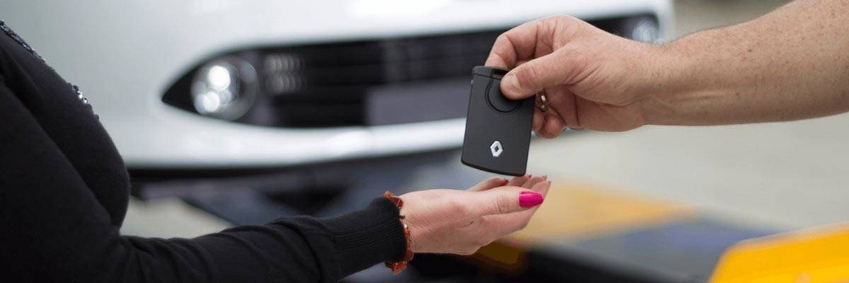 Man passing keys to Melvill Renault Service staff