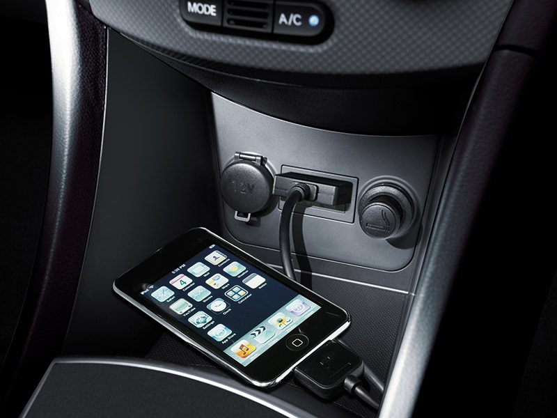 UAX/USB audio input with iPod compatibility.