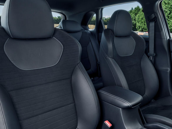 Sports front seats<sup>[P4]</sup>.
