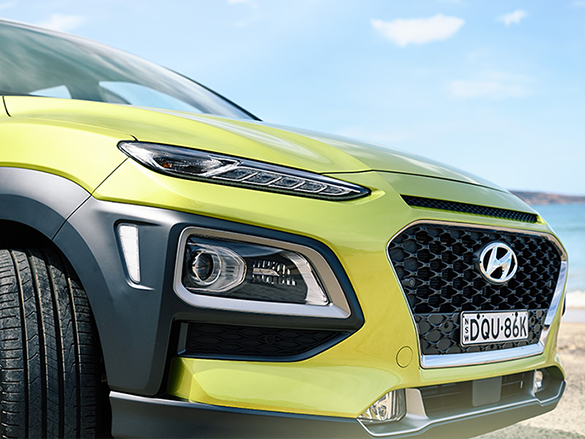 Top-bottom split design front headlamps.