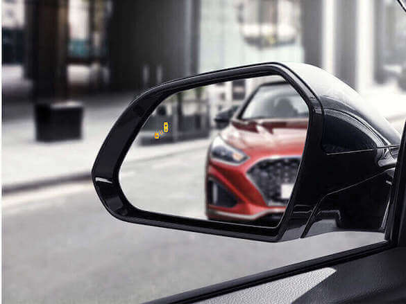 Safety features including Hyundai SmartSense™.