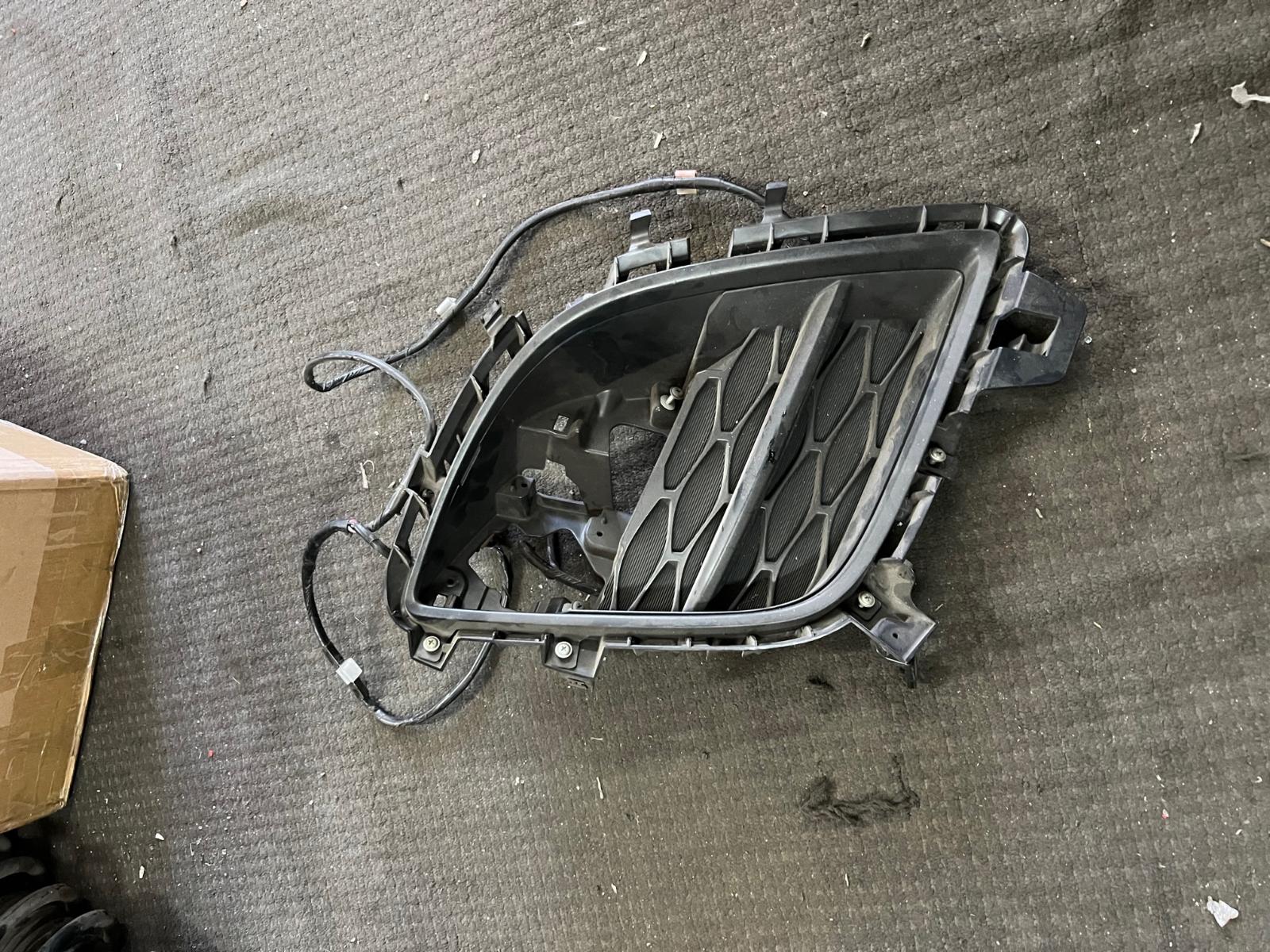View Auto part Grille Mazda Cx7 2010
