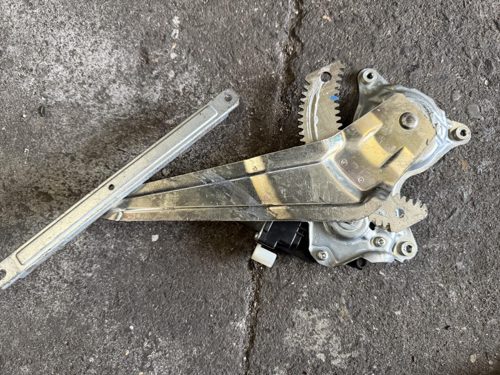 View Auto part Right Rear Wnd Reg/Motor Mitsubishi Triton 2020