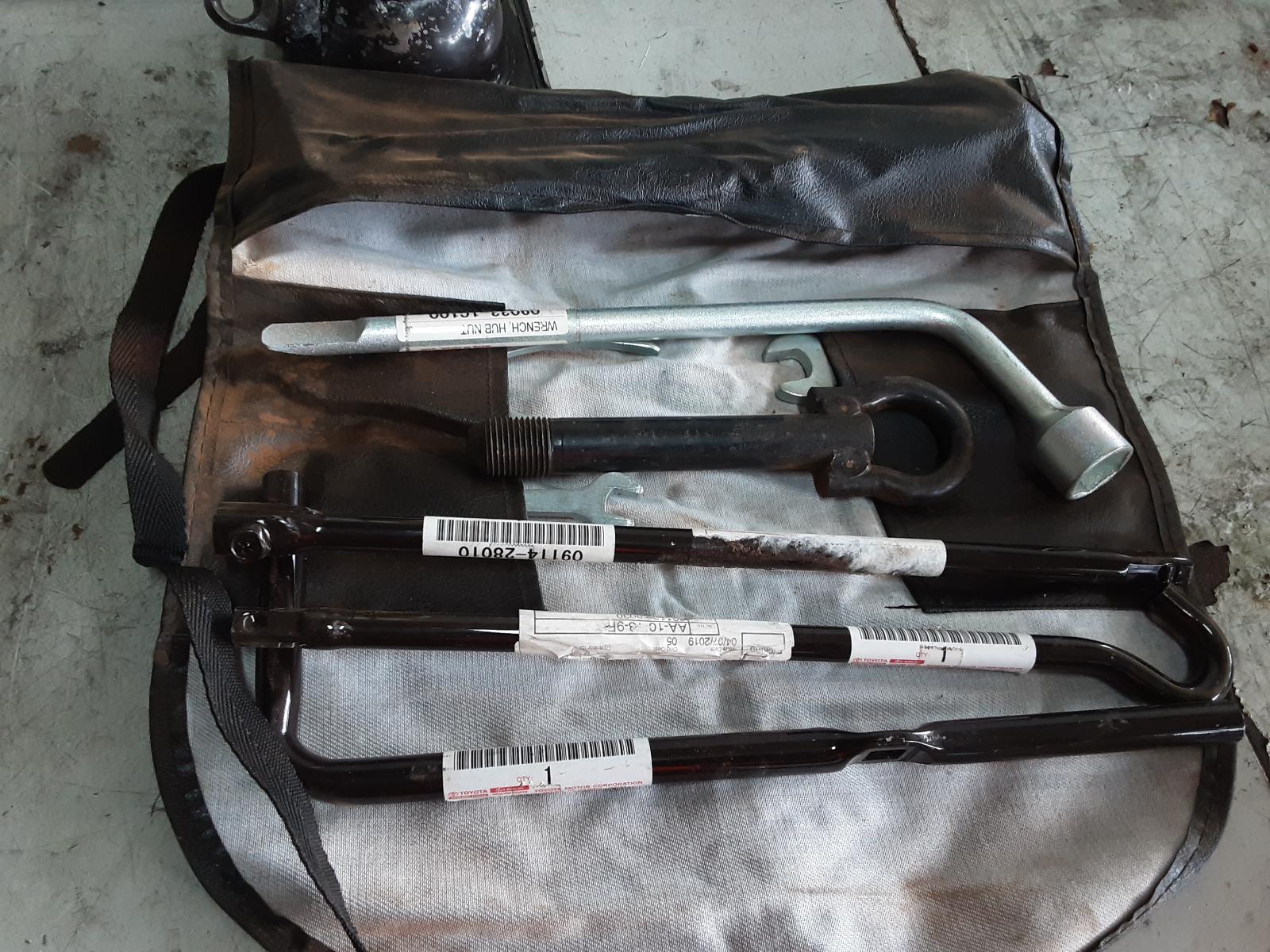 TOYOTA HIACE JACK/TOOL KIT TRH/KDH, 03/0504/19 05 06 07 08 09 10 11 12