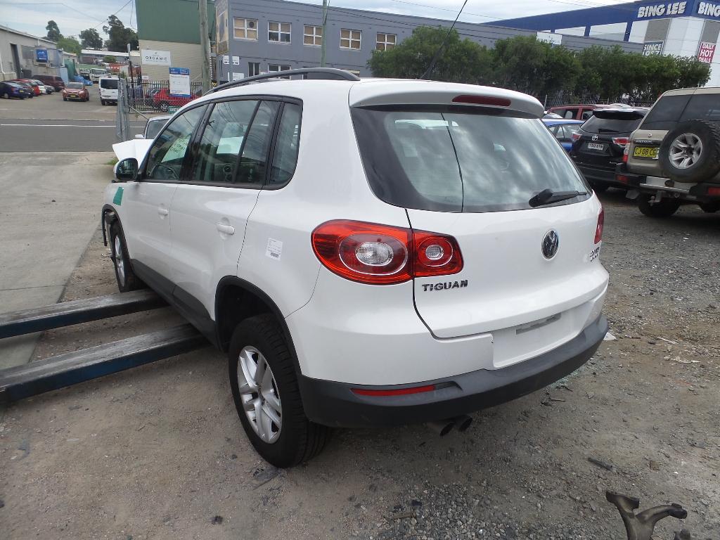 View Auto part Right Front Window Reg/Motor Volkswagen Tiguan 2010