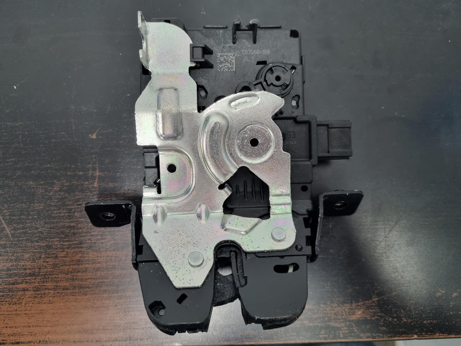 2020 Land Rover Discovery Sport Door/Boot/Gate Lock View Auto part Door/Boot/Gate Lock Land Rover Discovery Sport 2020