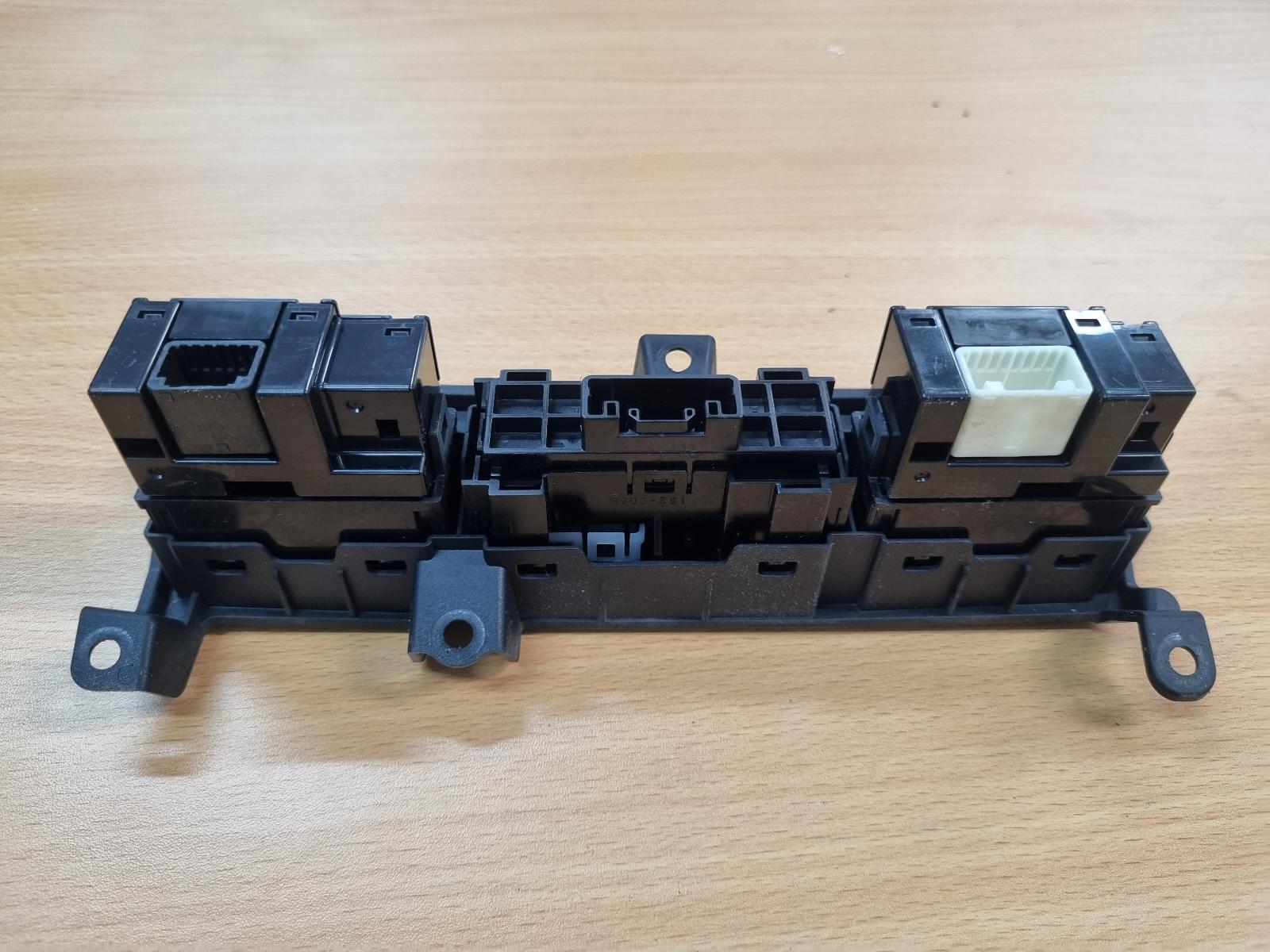 2016 Lexus Es Series (13-) Misc Switch/Relay View Auto part Misc Switch/Relay Lexus Es Series (13-) 2016