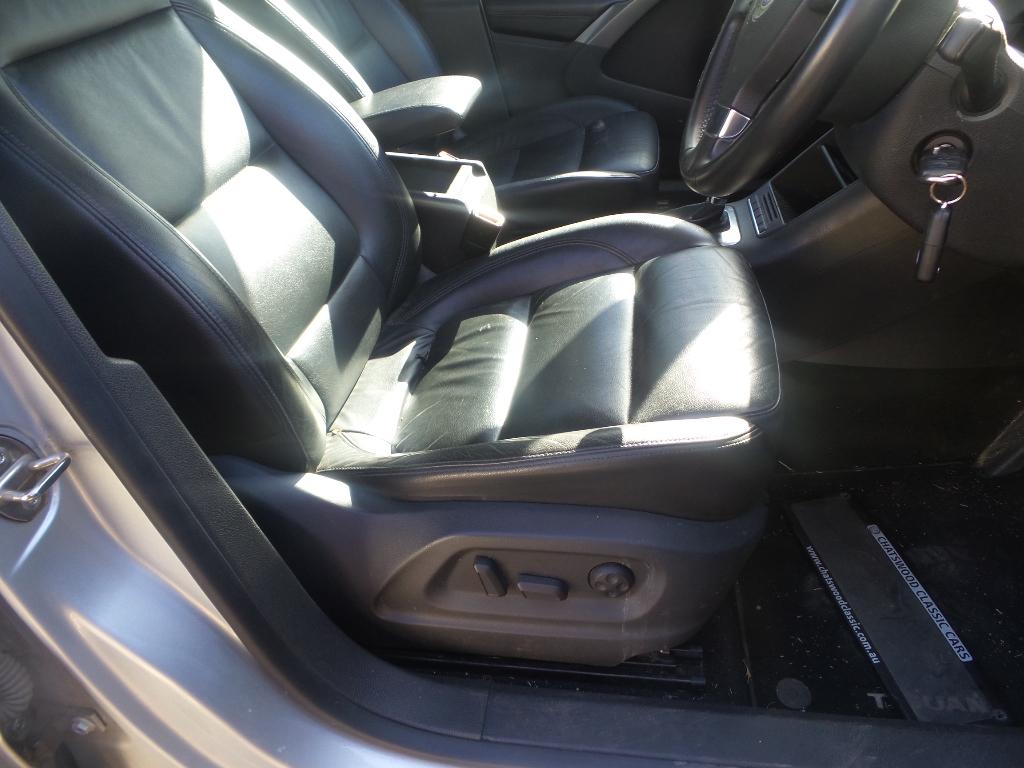 2008 Volkswagen Tiguan Left Door Mirror View Auto part Left Door Mirror Volkswagen Tiguan 2008