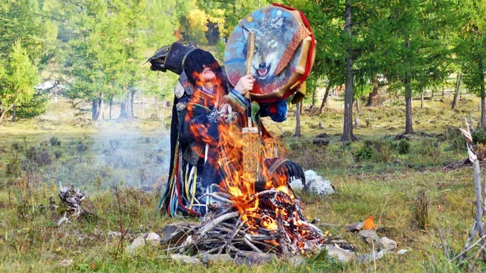 Mongolian-shaman-with-fire